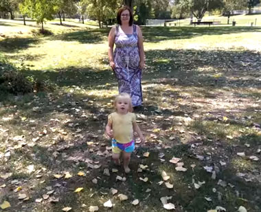 Ребенок бегает босиком