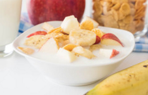 Готовый фруктовый салат из банана, яблока, груши, хлопьев и йогурта