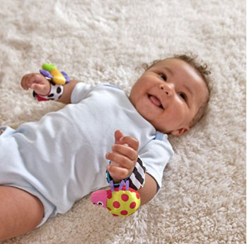 Погремушка-браслет на малыше