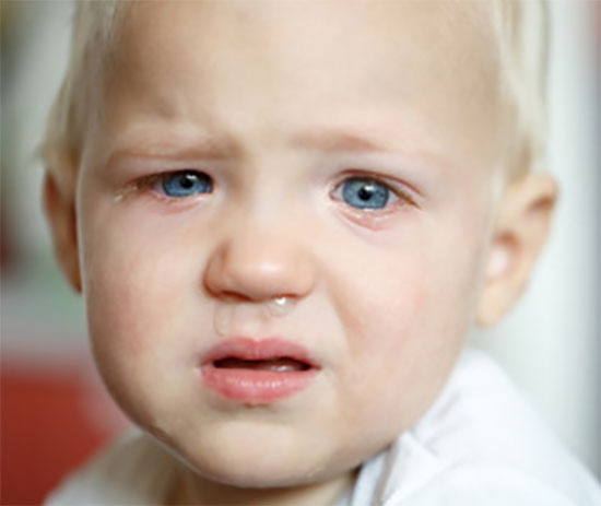 У ребенка слизятся глаза и течет с носа