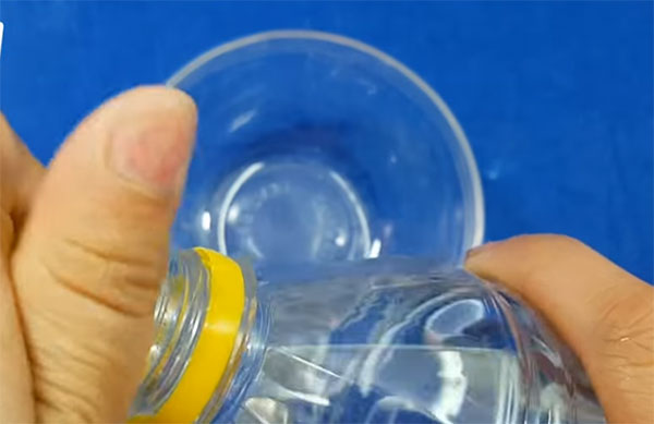 В емкость вливают воду