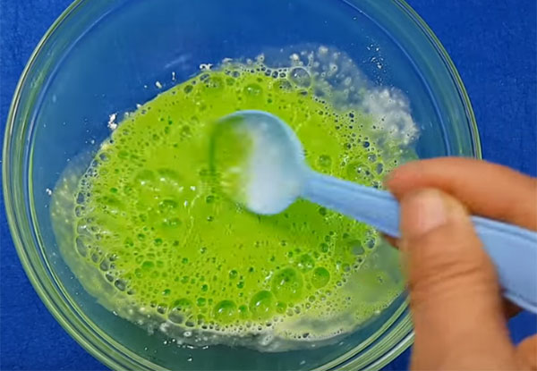 Смесь с зеленым красителем