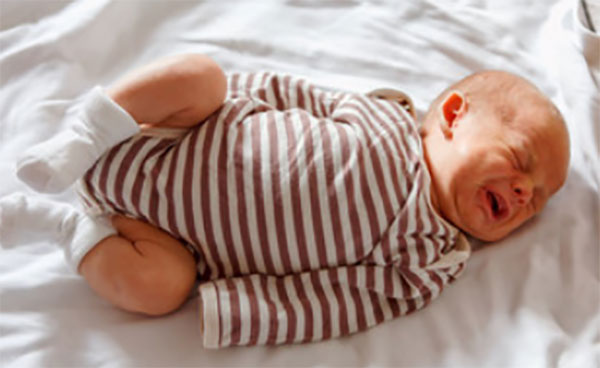 Грудничок поджимает ножки к животику и сильно плачет