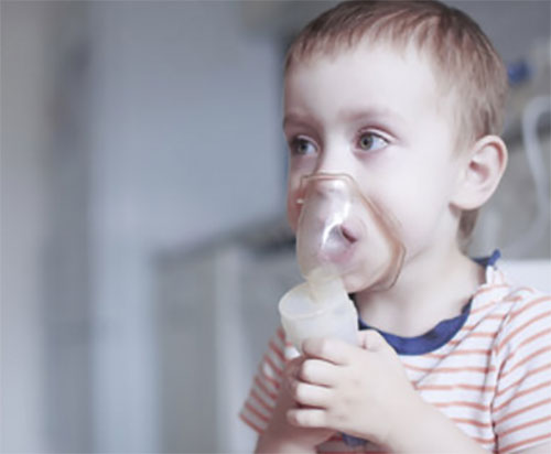 Ребенок с кислородной маской