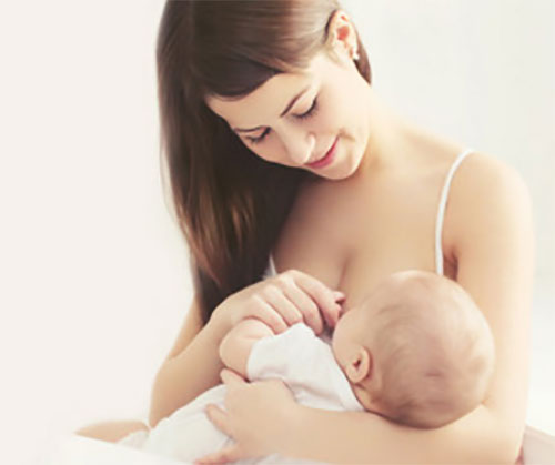 Женщина кормит грудью