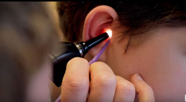 Осмотр уха врачом