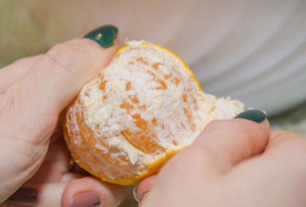 Мандарин очищают от кожуры