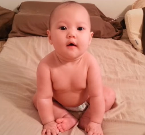 Ребенок сидит уверенно