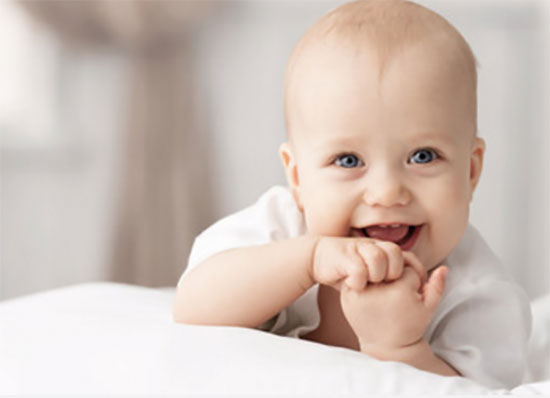 Улыбающийся ребенок грудного возраста