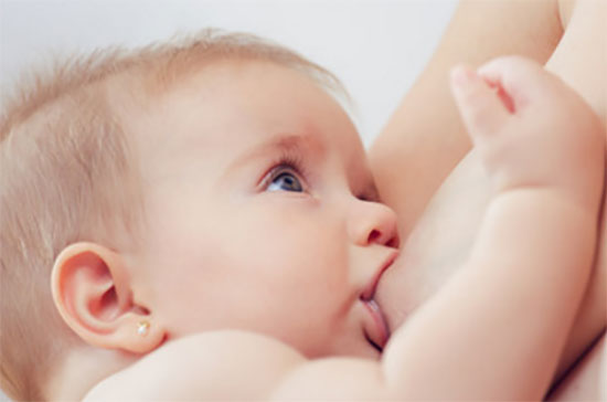 Ребенок сосет грудь