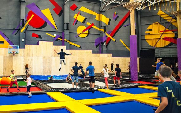 Ребенок в веревочном парке