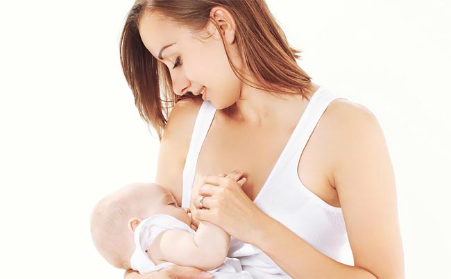 Мать кормит ребёнка Грудное вскармливание